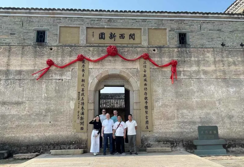 Forjando negócios, forjando amizade: Yanming Metal Etching Factory aprofunda cooperação com clientes estrangeiros